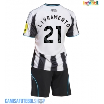 Camisa de time de futebol Newcastle United Tino Livramento #21 Replicas 1º Equipamento Infantil 2025-26 Manga Curta (+ Calças curtas)